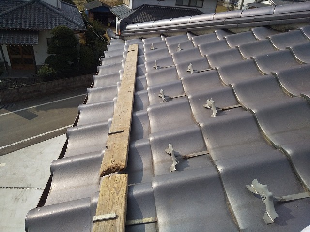 厚めの板を屋根に設置します